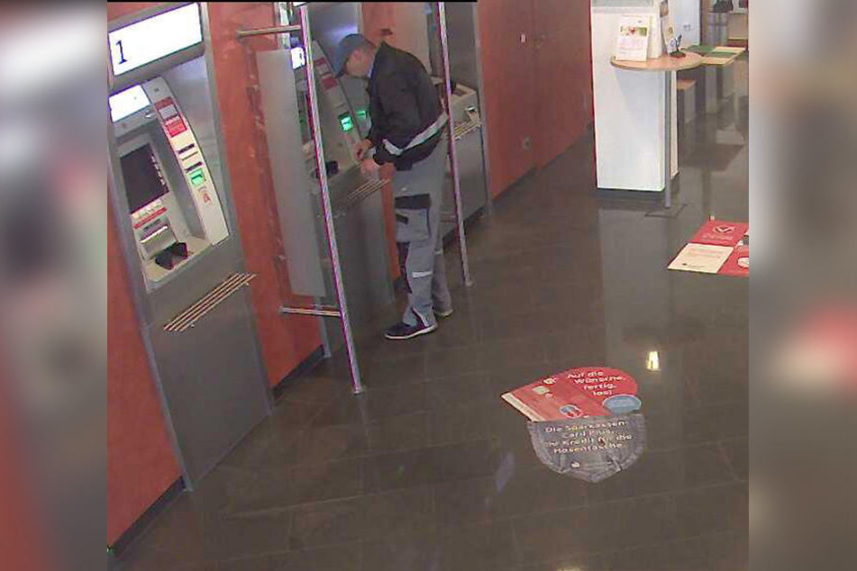 An einem Geldautomaten hob der Täter unberechtigter Weise Geld ab.