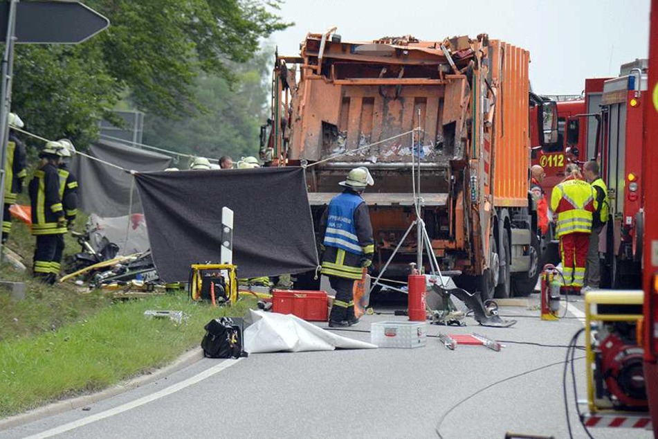 Warum der Müllwagen umkippte ist unklar.