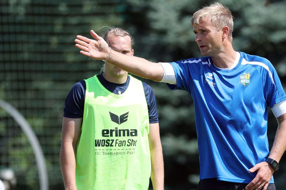 Der Trainer gibt die Richtung vor. David Bergner mit Anweisungen für sein Team.
