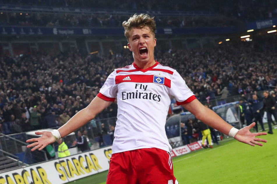 Fiete Arp jubelt im Dress des Hamburger SV über einen Treffer.