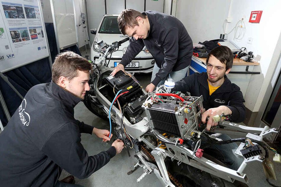 An der TU entsteht sogar ein Motorrad - daran arbeiten hier Vojtech Merta (20), Vojtech Dolejsi (20) und André Bürger (22).