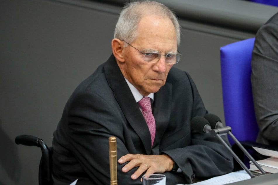 Wolfgang Schäuble sitzt an seinem Platz im Bundestag.