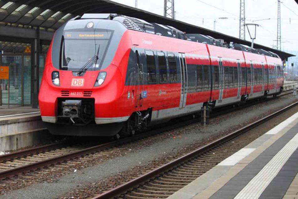Der Mann starb in einem Regionalzug im Nürnberger Land. Seine Ersthelfer könnten sich bei ihm infiziert haben.