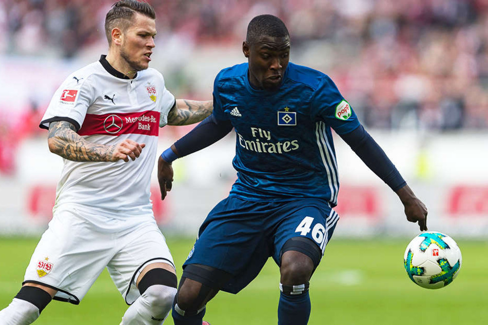 Stephan Ambrosius bei seinem Bundesliga-Debüt im Duell mit Stuttgarts Daniel Ginczek.