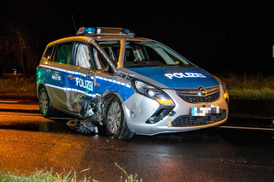 Zwei der drei im Streifenwagen befindlichen Polizisten wurden schwer verletzt.