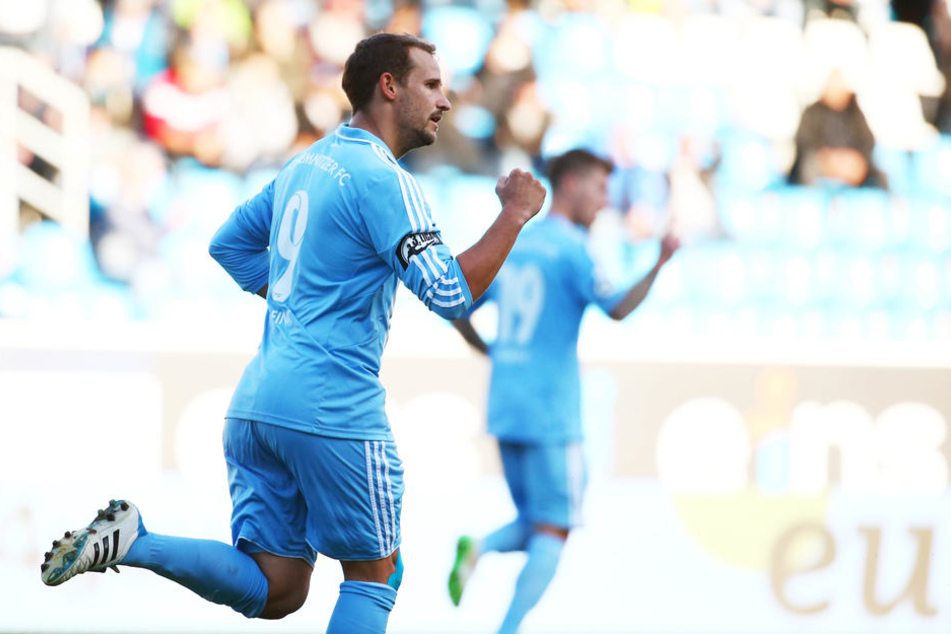 Anton Fink ballt nach seinem
Foulelfmeter zum 1:0 die Faust.