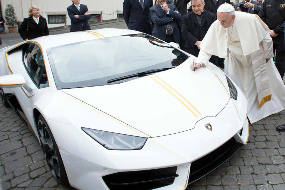 Papst Franziskus segnete den Lamborghini vor der Versteigerung.