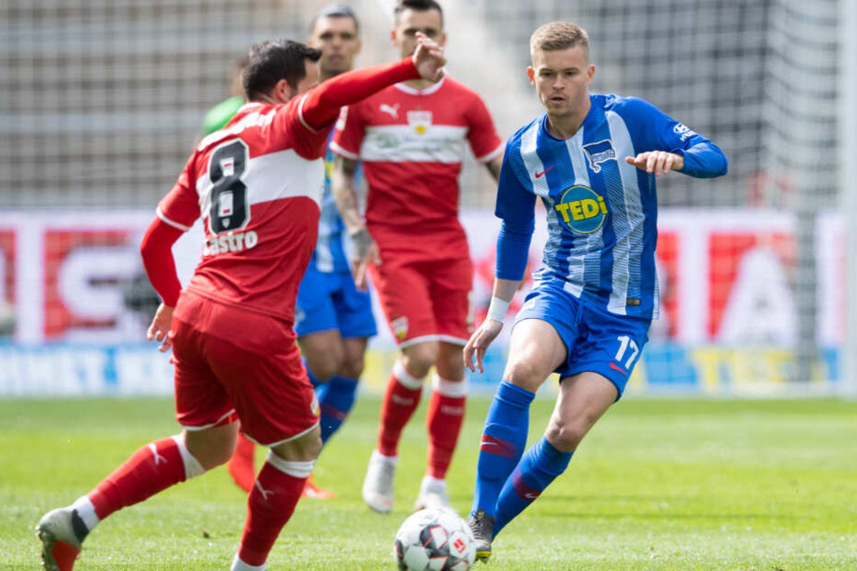 Im Zweikampf: Herthas Maximilian Mittelstädt (r.) gegen Stuttgarts Gonzalo Castro (l.).