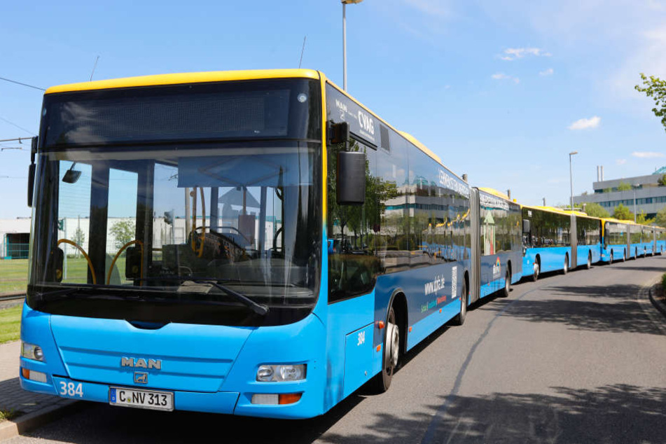 Ein gutes Dutzend Busse scherte aus dem Linienverkehr aus, rollte zum
Betriebshof nach Adelsberg.