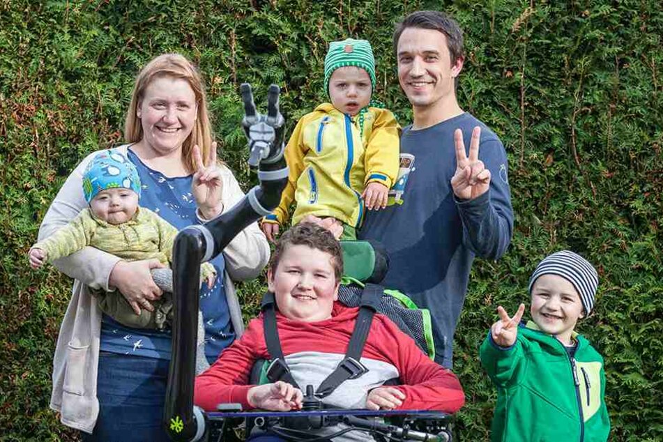 Trotz Handicaps eine lebenslustige Familie: Mutti Annemarie (29) mit dem
herzkranken Esra (8 Monate) auf dem Arm, Vater Benjamin (31) mit Nehemia (2) und
Noah (10) im Rollstuhl neben Brüderchen Jesaja (4).