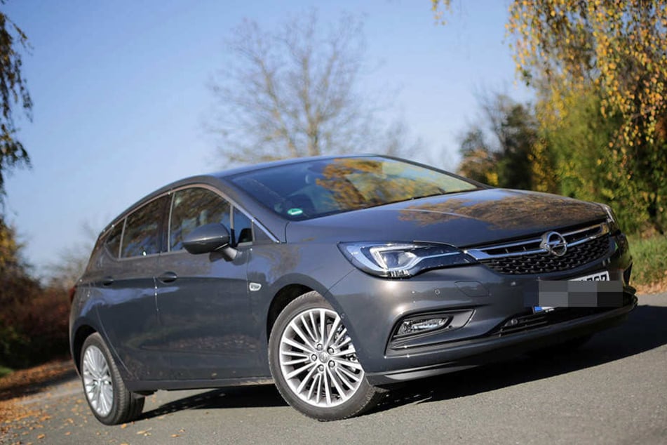 Der Fahrer eines Opel Astra wurde mit Drogen und Waffe geschnappt (Symbolfoto).
