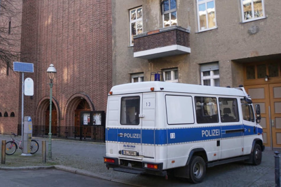 Ein Polizeiauto vor dem katholischen Gemeindehaus in Charlottenburg.