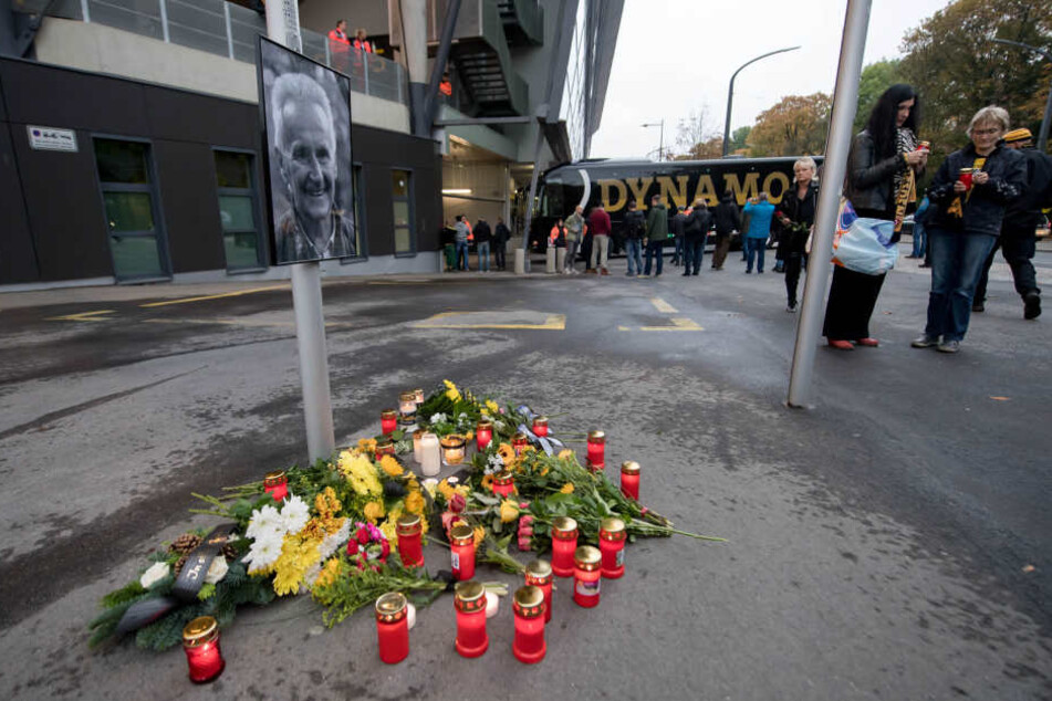 Vor dem Stadion hatte der Verein eine kleine Gedenkstätte für den verstorbenen Reinhard Häfner eingerichtet.