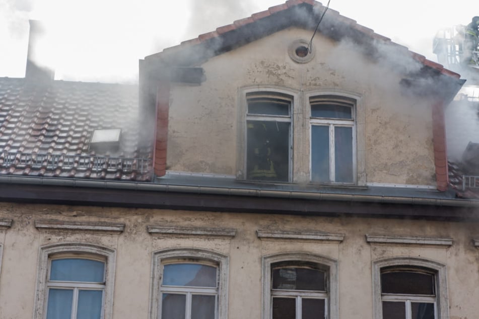 Aus dem Dach des Mehrfamilienhauses drang dichter Rauch.