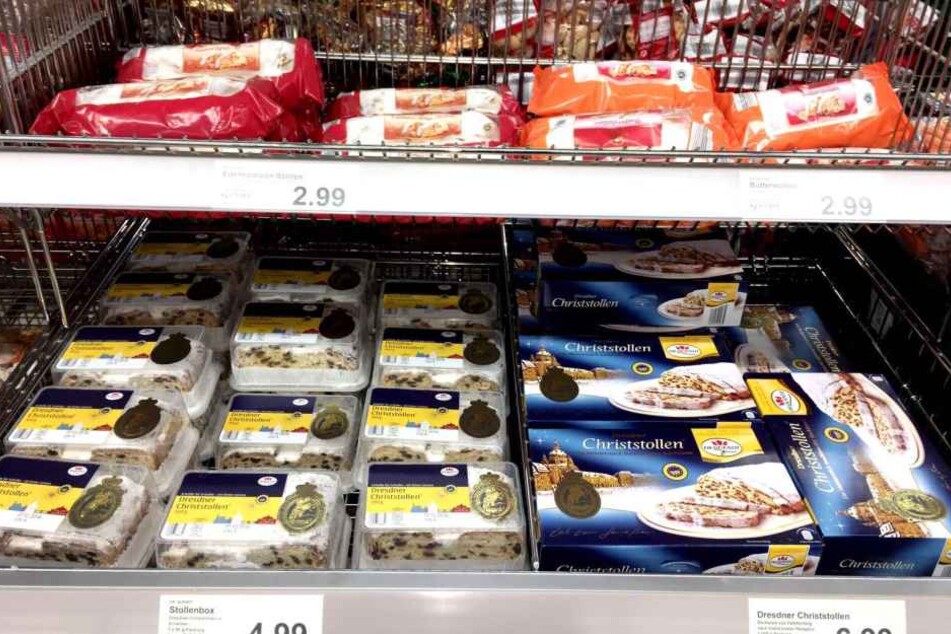 In den Regalen bei Aldi sieht es schon nach Weihnachten aus.