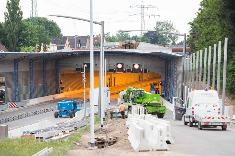 Blick auf die Zufahrt des Tunnels mit dem Lärmschutzdeckel über der A7 bei Schnelsen. B