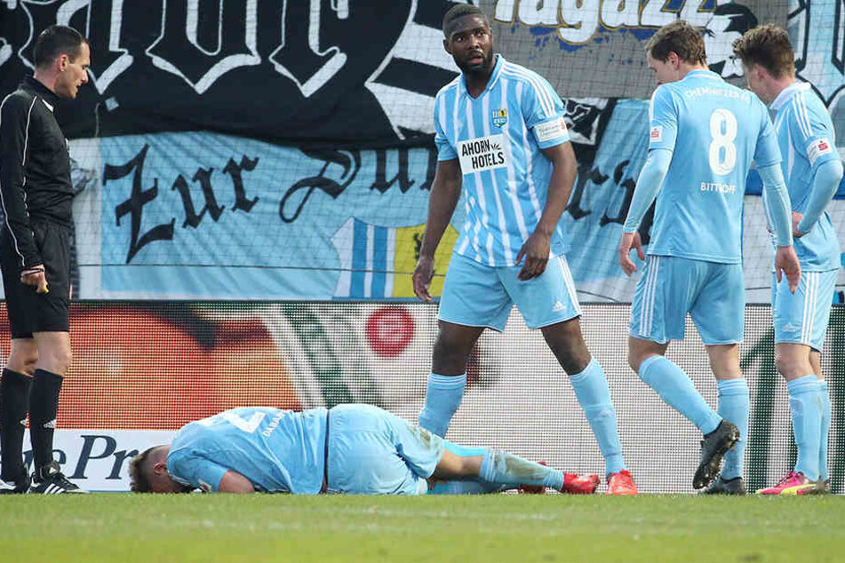 Hier liegt der Abwehrspieler verletzt am Boden.