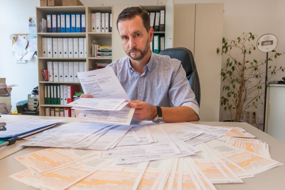 Kneipenkönig André Donath mit seiner Behördenpost.