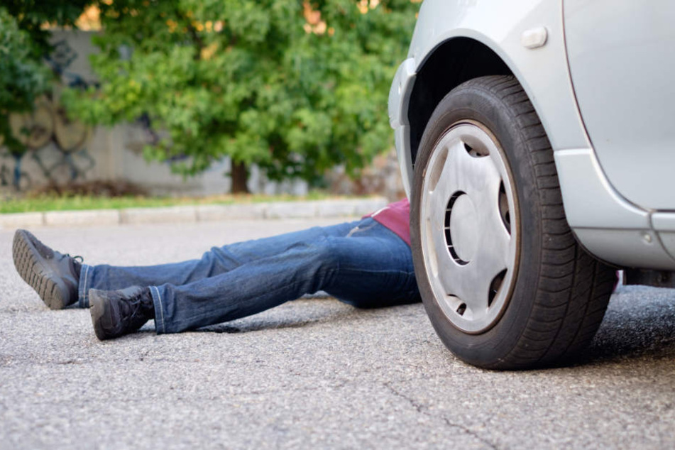 Der 35-Jährige habe seine Frau erwürgt und es dann wie einen Autounfall aussehen lassen. (Symbolbild)