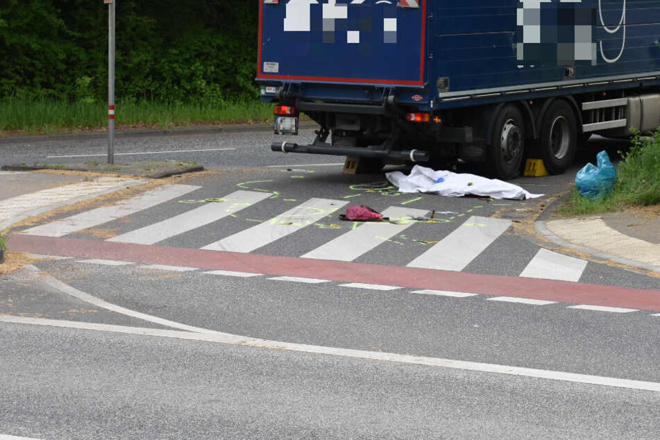 Die Frau geriet unter den Laster und wurde tödlich verletzt.