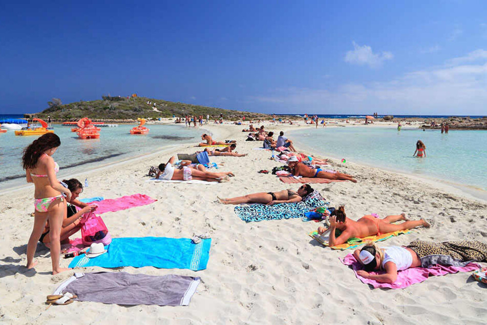 Menschen entspannen sich am Nissi Beach in Zypern.