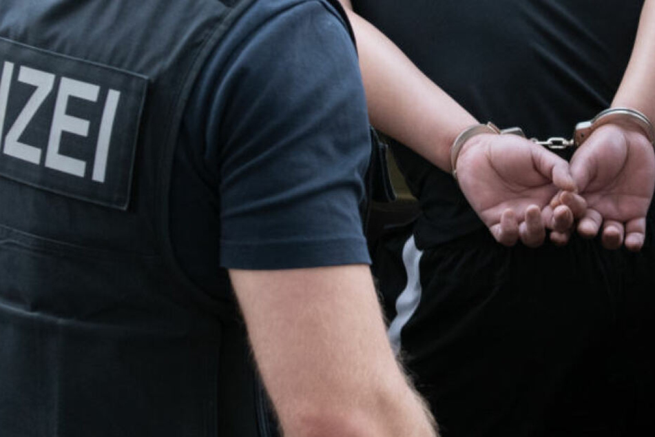 Der junge Mann wurde noch am Tatort festgenommen. (Symbolbild)