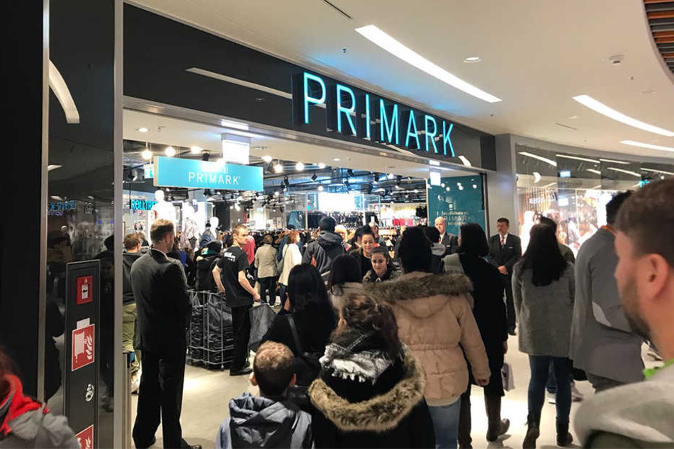 Das beliebte Ziel Primark war sofort voll! Eine kleine Schlange bildete sich vor dem Eingang.