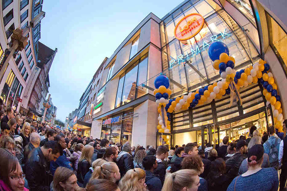 Die ganze Bahnhofstraße war voller Menschen.