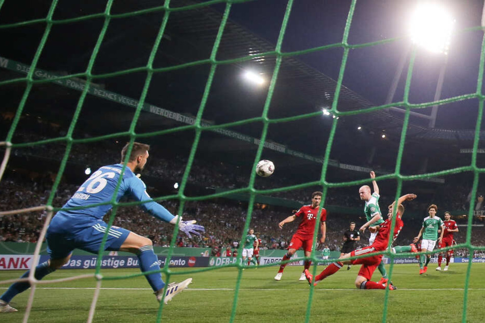 Münchens Torwart Sven Ulreich ist gegen Bremens Davy Klaassen gefordert.