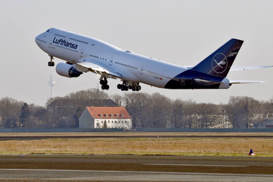 Der Mann verstarb während des Lufthansa-Fluges von Frankfurt nach Houston (Symbolbild).