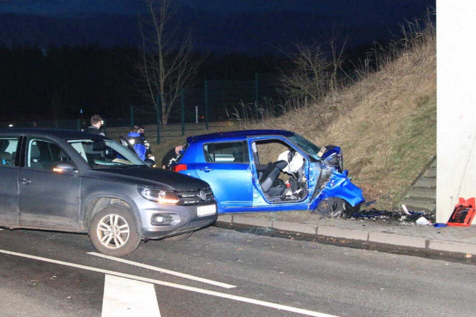 Das Auto krachte frontal gegen einen Brückenpfeiler. Der 28-jährige Fahrer überlebte den Unfall nicht.