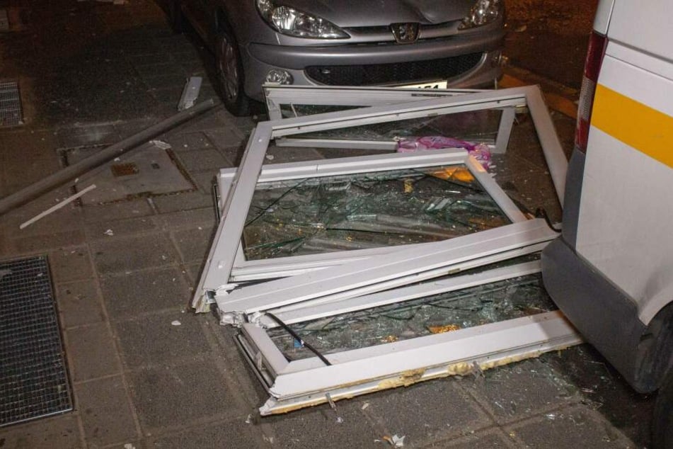 Das herausgedrückte Fenster traf vor dem Haus geparkte Autos.