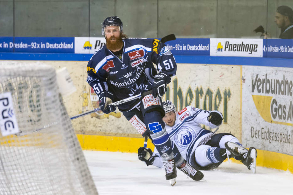 Thomas Pielmeier (l.) stand im Duell mit dem SC Riessersee exemplarisch für
die Eislöwen. Er warf sich in die
Schüsse und das Team zwang so die Bayern in die Knie.