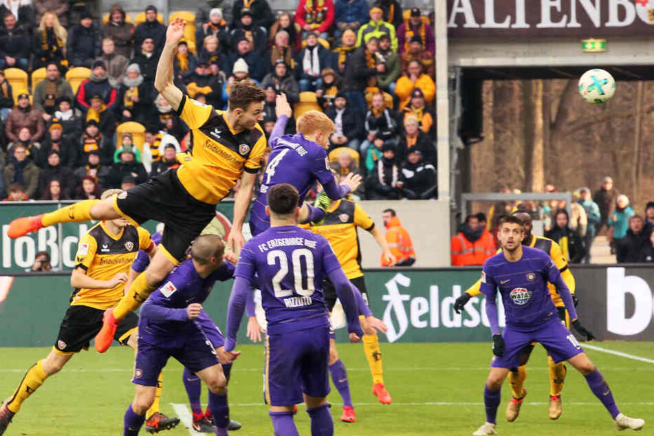 Florian Ballas nickt den Ball zum 3:0 in die Maschen.