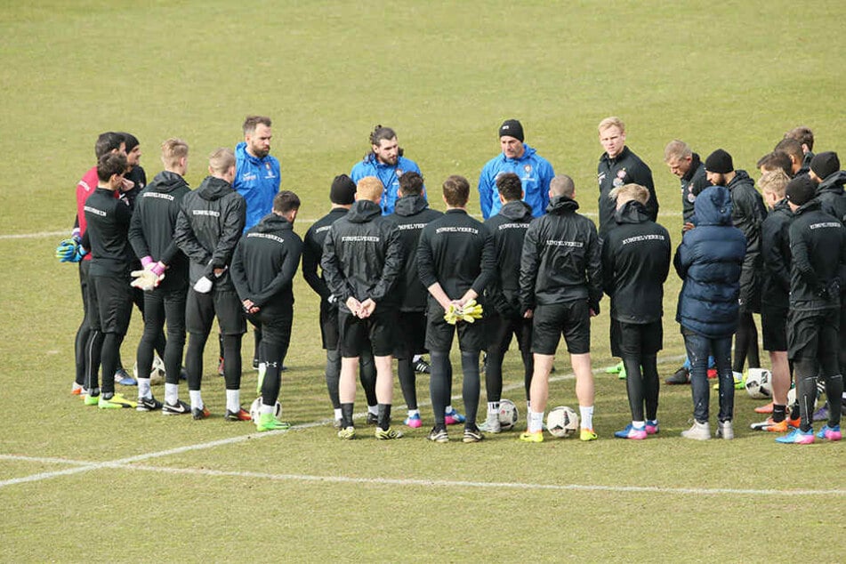 Vorm ersten Training ohne Dotchev gab‘s eine kurze Ansprache.