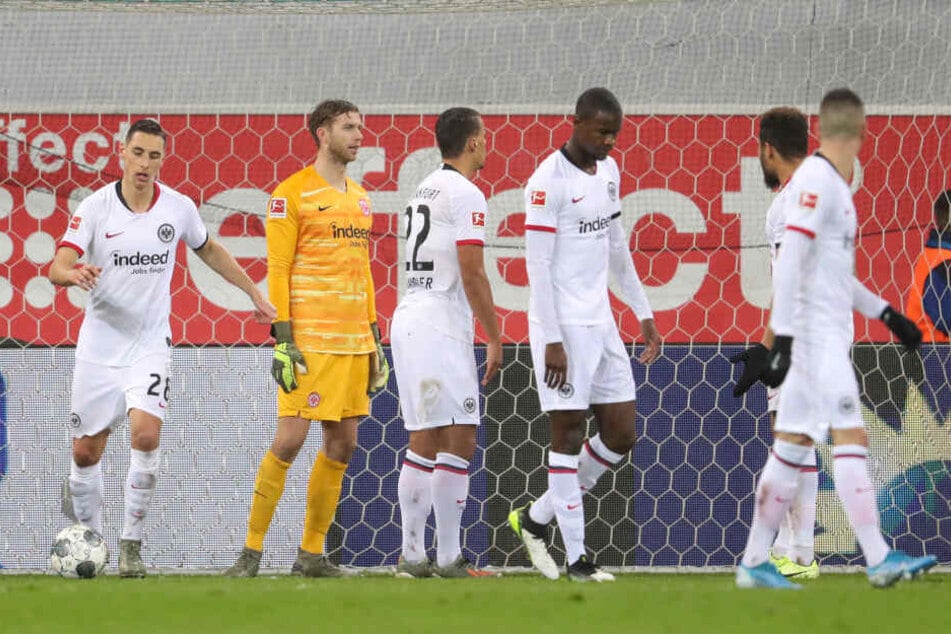 Die Eintracht-Kicker waren nach der Niederlage beim SC Paderborn moralisch am Ende.