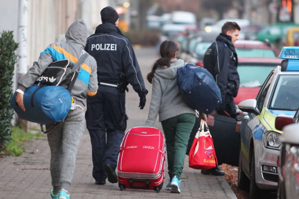Nur zwei Drittel der geplanten Abschiebungen aus Hamburg klappen (Symbolbild).