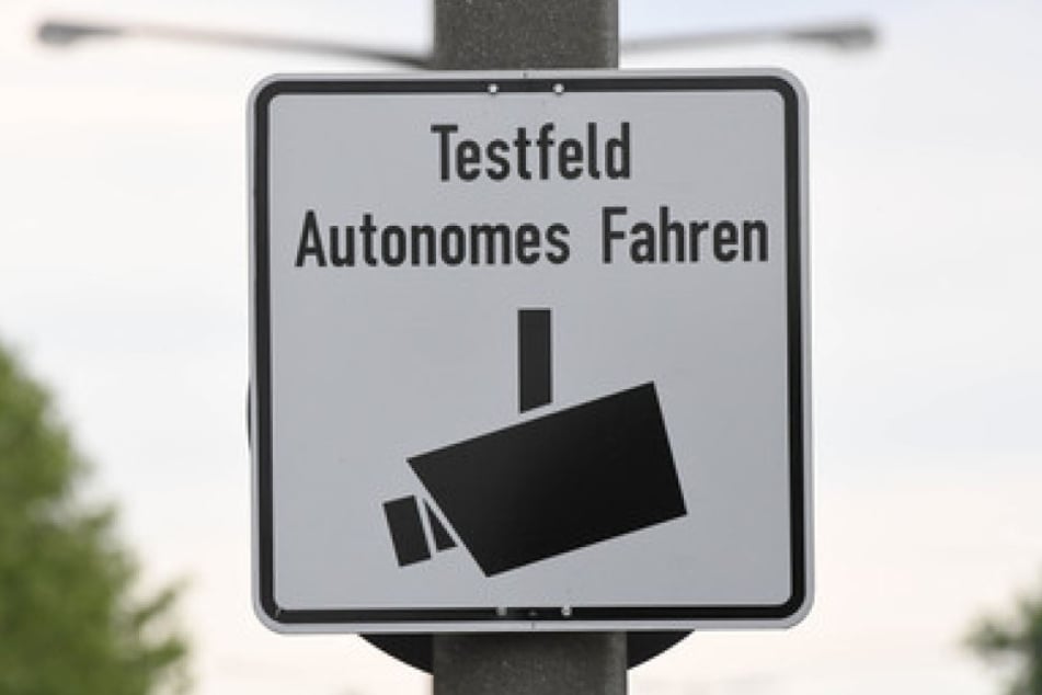 An einer Straße ist ein Schild mit der Aufschrift "Testfeld Autonomes Fahren" angebracht. Hamburg weitet seine Mobilitätsangebote von der Parkplatz-App bis zum Fahrzeug ohne Fahrer 2019 aus.