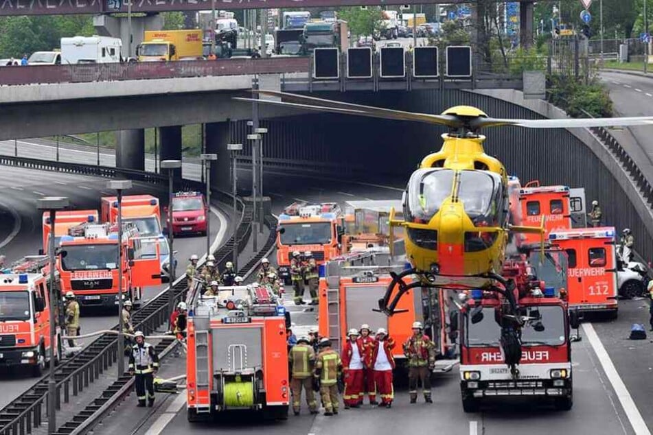 Ein Rettungshubschrauber steigt auf der A100 in Berlin an einer Unfallstelle auf.