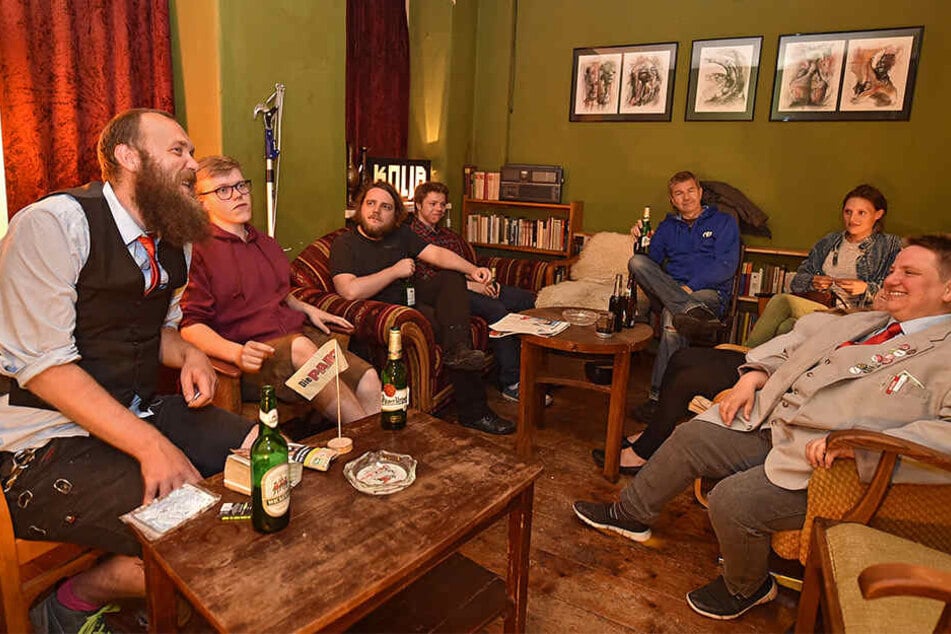 Bierselige Stimmung: Die PARTEI begrüßte Donnerstag vier Neue in ihren Reihen am Kneipenstammtisch.