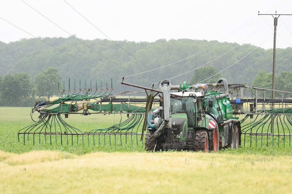 Der umgekrachte Strommast landete direkt auf dem Traktor.