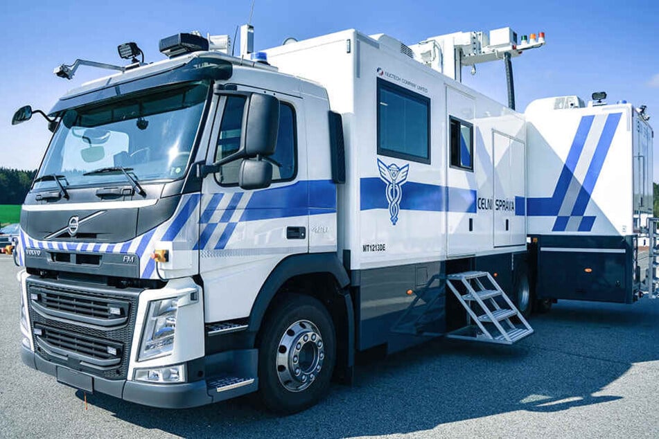 Wunderwaffe gegen Schmuggler und Schleuser: die mobile Großröntgenanlage derTschechen. Außerdem haben die Fahnder noch Durchleuchter im Lieferwagenformat,Drohnen,Satelliten-Unterstützung,mobile Einsatzzentralen...
