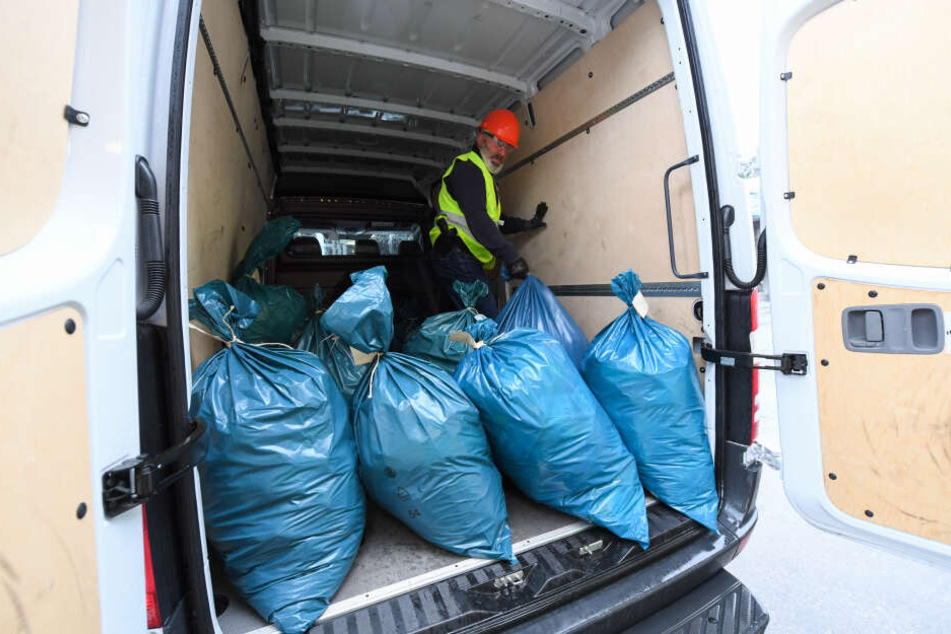 In diesen blauen Müllsäcken steckt tatsächlich ganz "heiße Ware": Mehrere Hundert Kilo Drogen werden darin zur Verbrennungsanlage in Biebesheim transportiert.