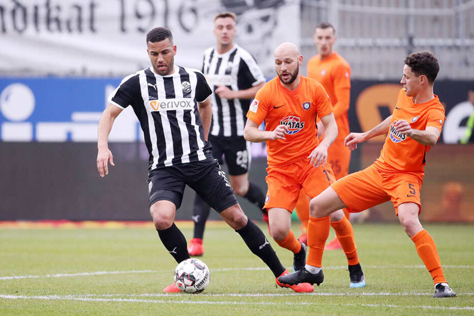 Zusammen gegen Sandhausens Andrew Wooten (l.): Clemens Fandrich (r.) und Philipp Riese nehmen dem gegnerischen Stürmer den Ball und leiten am Mittelkreis den Gegenangriff ein.