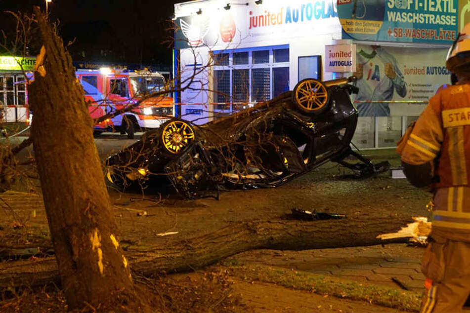 Der Audi wurde erst gegen den Baum geschleudert und kam dann auf dem Tankstellen-Gelände zum Stehen.