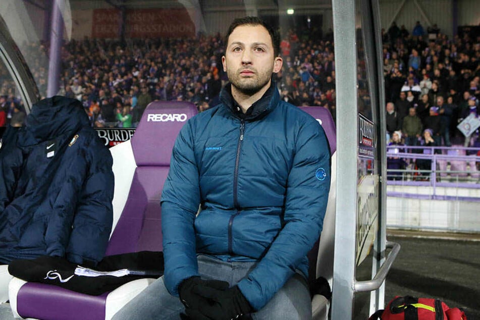 Neu-Trainer Domenico Tedesco wirkte vor dem Spiel sichtlich angespannt.