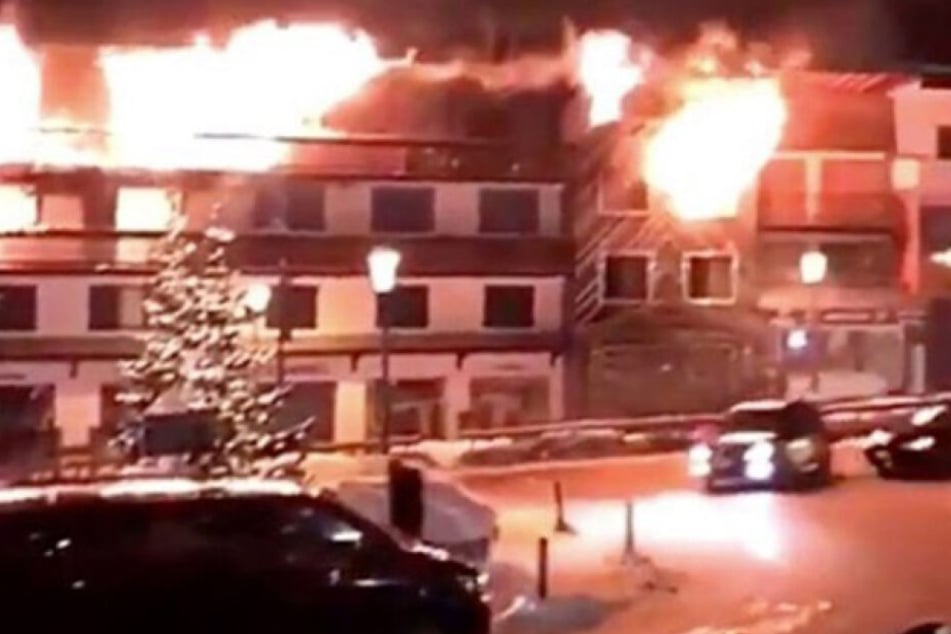 Das Feuer brach aus bisher unbekannter Ursache aus.
