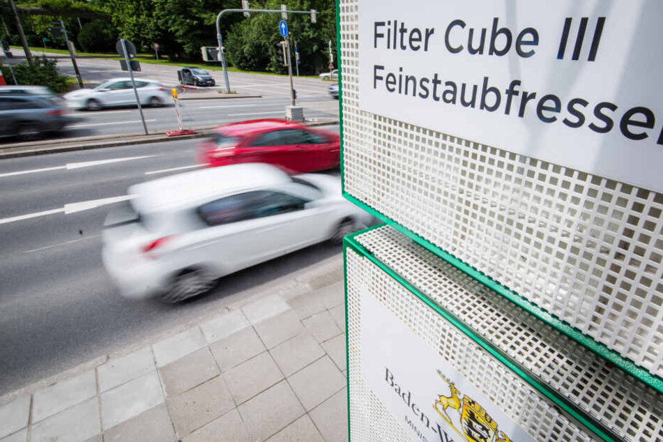 Filterwürfel, die sowohl Feinstaub als auch Stickstoffdioxid filtern können, stehen am Stuttgarter Neckartor.