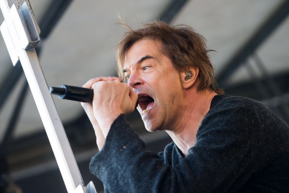 Spielen im DDV-Stadion: Die Toten Hosen um Frontsänger Campino.
