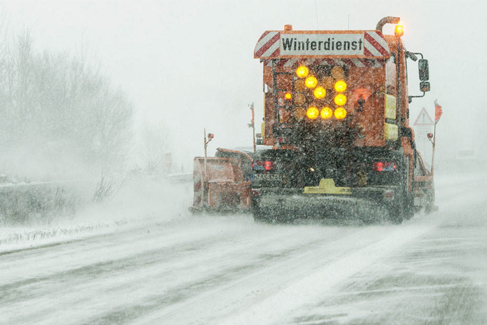 23 Fahrzeuge des Winterdienstes sind derzeit im Einsatz in der Stadt. (Symbolbild)